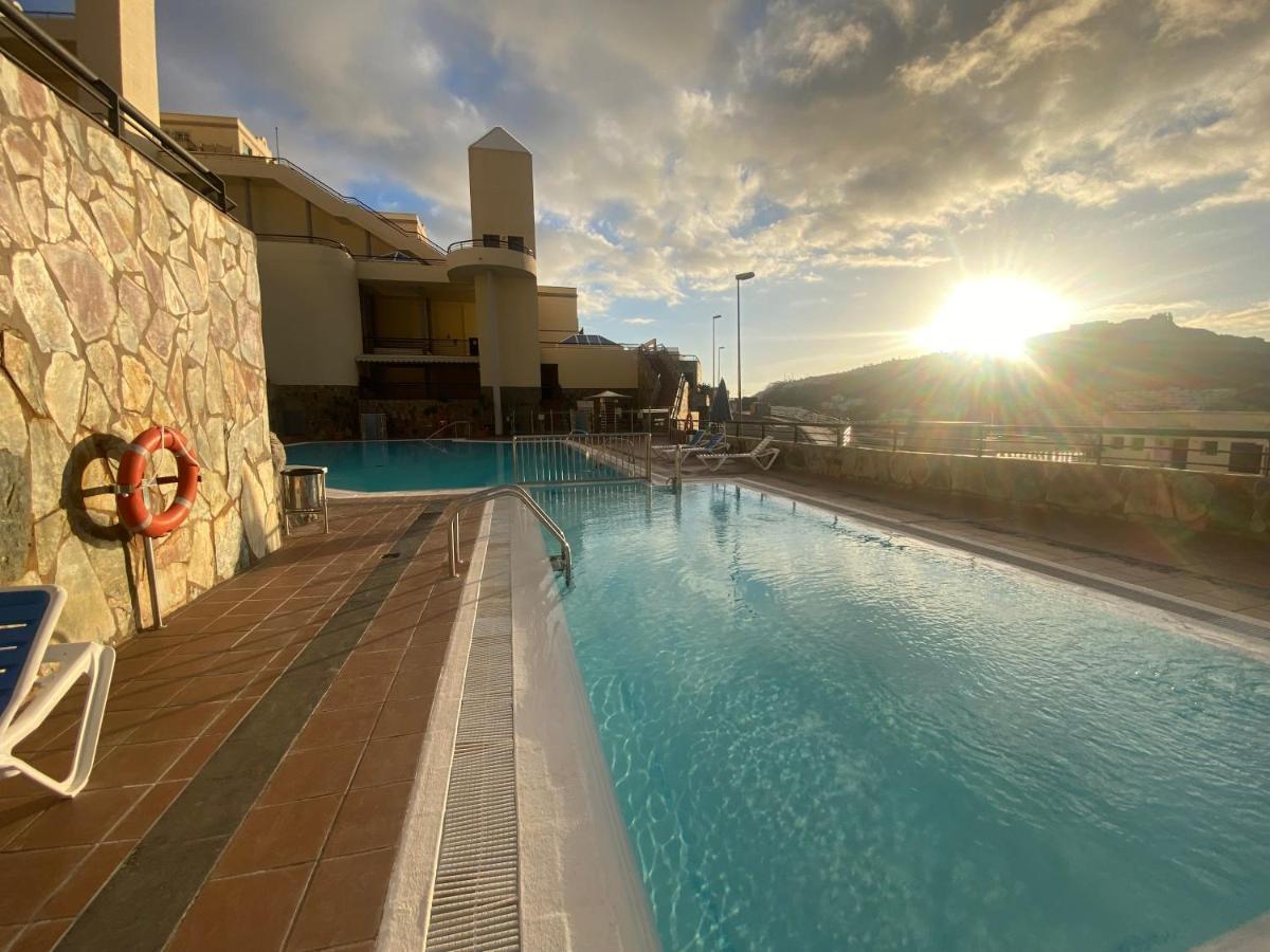 Modern Family Above Swimming Pool Apartamento